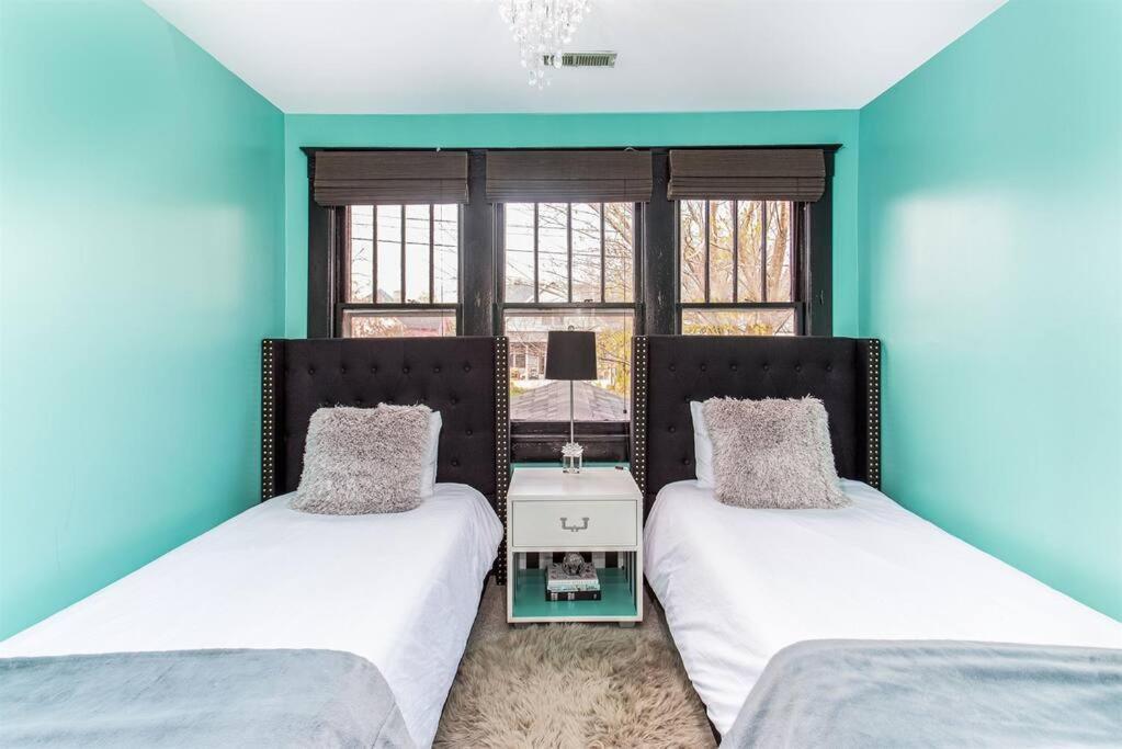 Holiday home Minutes To Downtown, Walkable To Shopping & Dining *