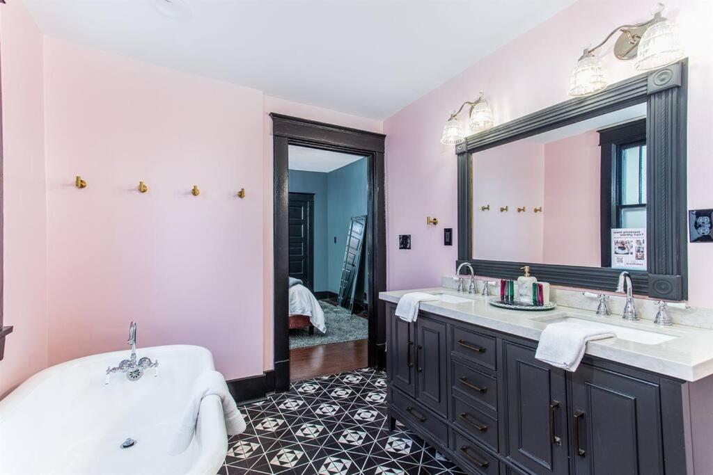 Holiday home Minutes To Downtown, Walkable To Shopping & Dining Nashville