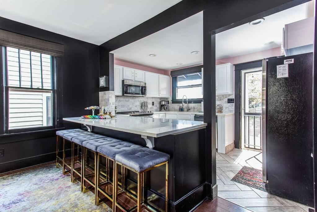 Minutes To Downtown, Walkable To Shopping & Dining *