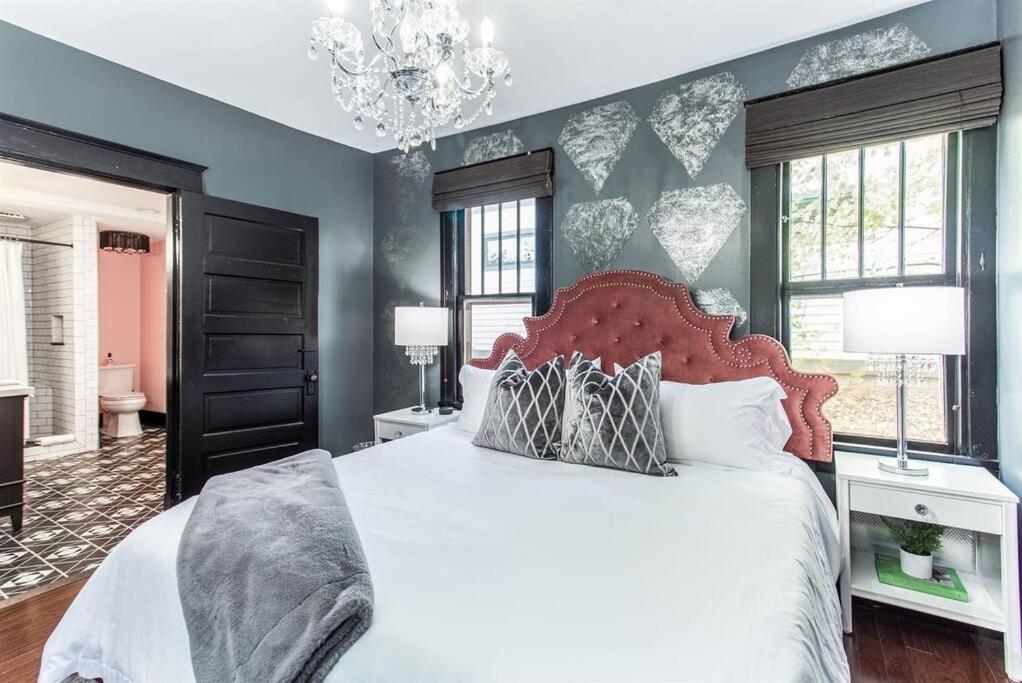 Minutes To Downtown, Walkable To Shopping & Dining