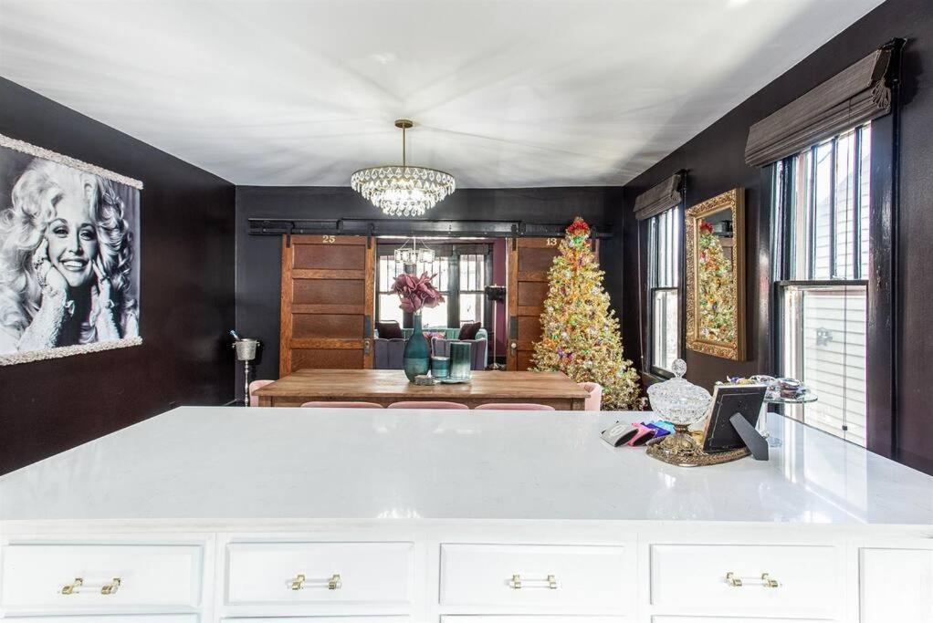 Minutes To Downtown, Walkable To Shopping & Dining Holiday home *