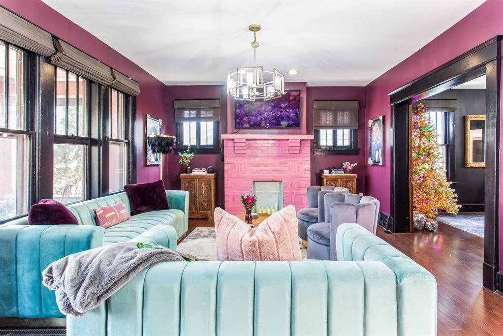 Minutes To Downtown, Walkable To Shopping & Dining Holiday home *