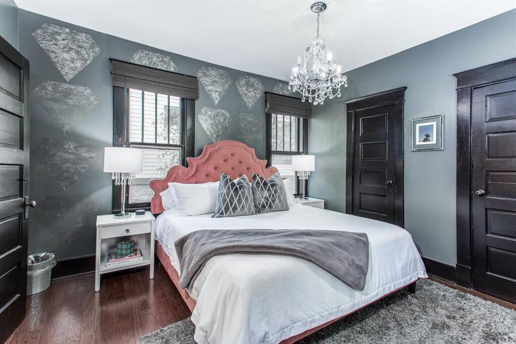 Minutes To Downtown, Walkable To Shopping & Dining Holiday home