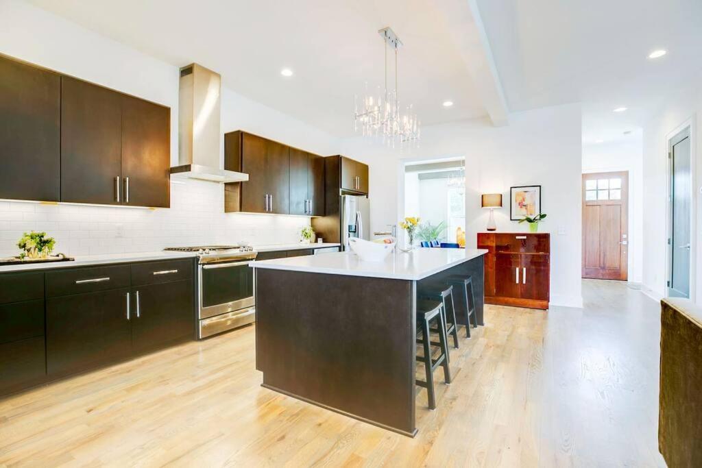 Rooftop, Walk To Restaurants, Printers Alley, Downtown Holiday home *