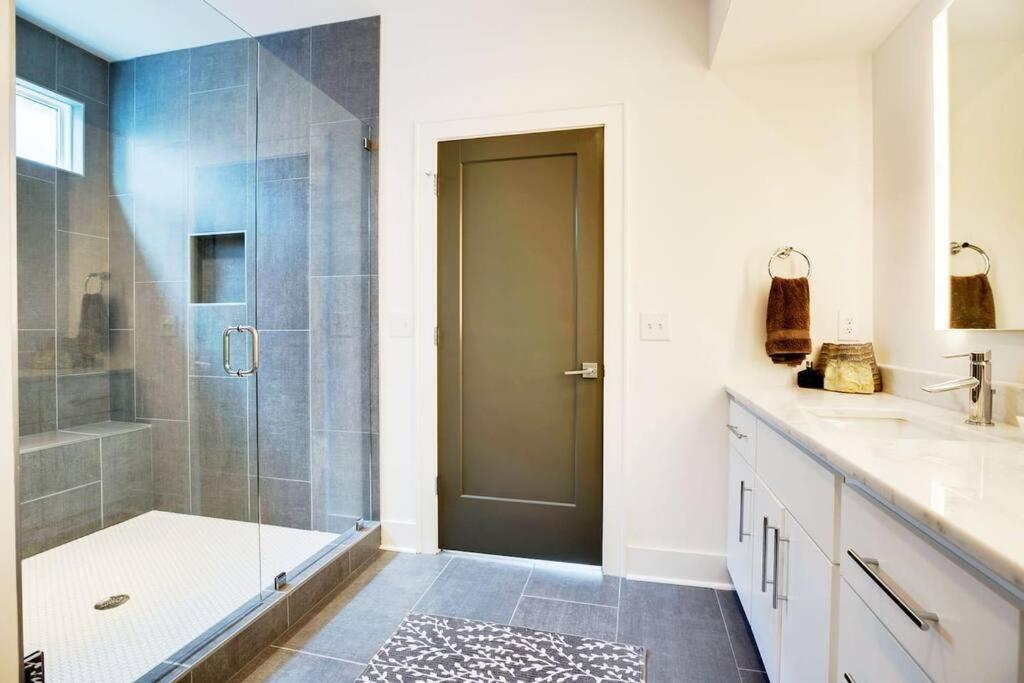 Rooftop, Walk To Restaurants, Printers Alley, Downtown Holiday home Nashville
