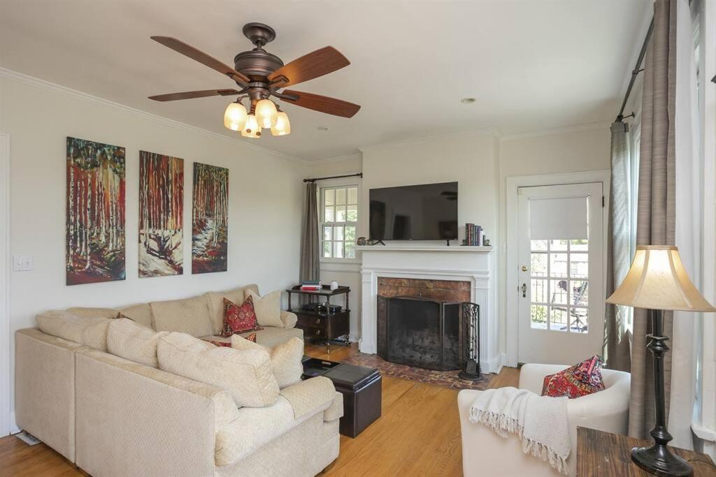 Holiday home Golf Views, Porch Vibes, 3mi To Broadway!