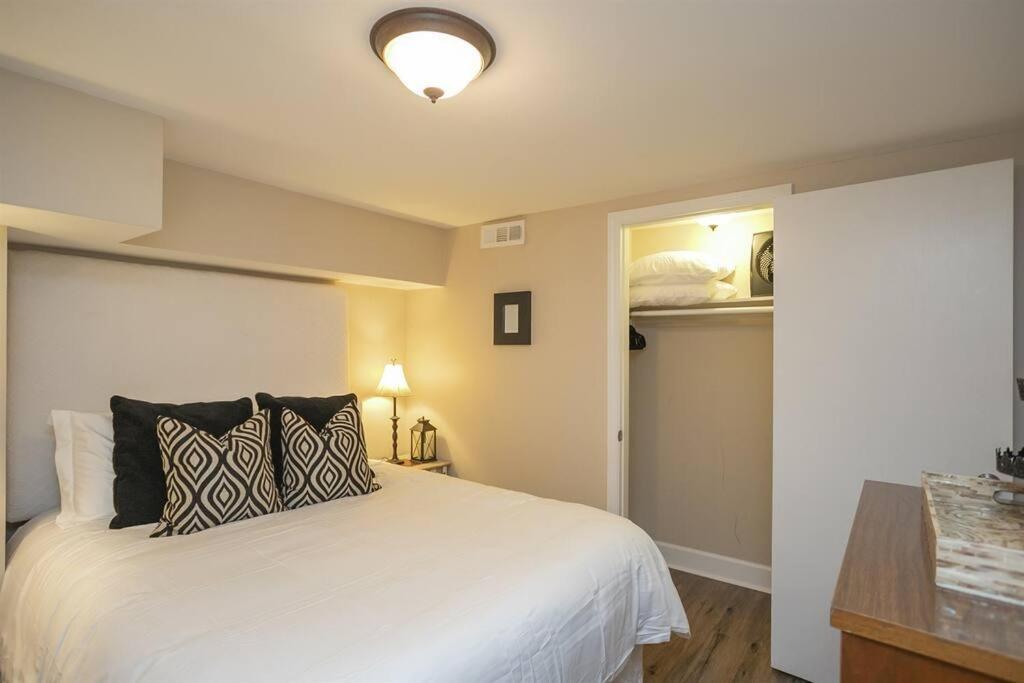 Holiday home Golf Views, Porch Vibes, 3mi To Broadway! *