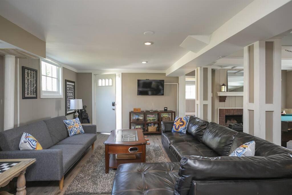 Golf Views, Porch Vibes, 3mi To Broadway! *