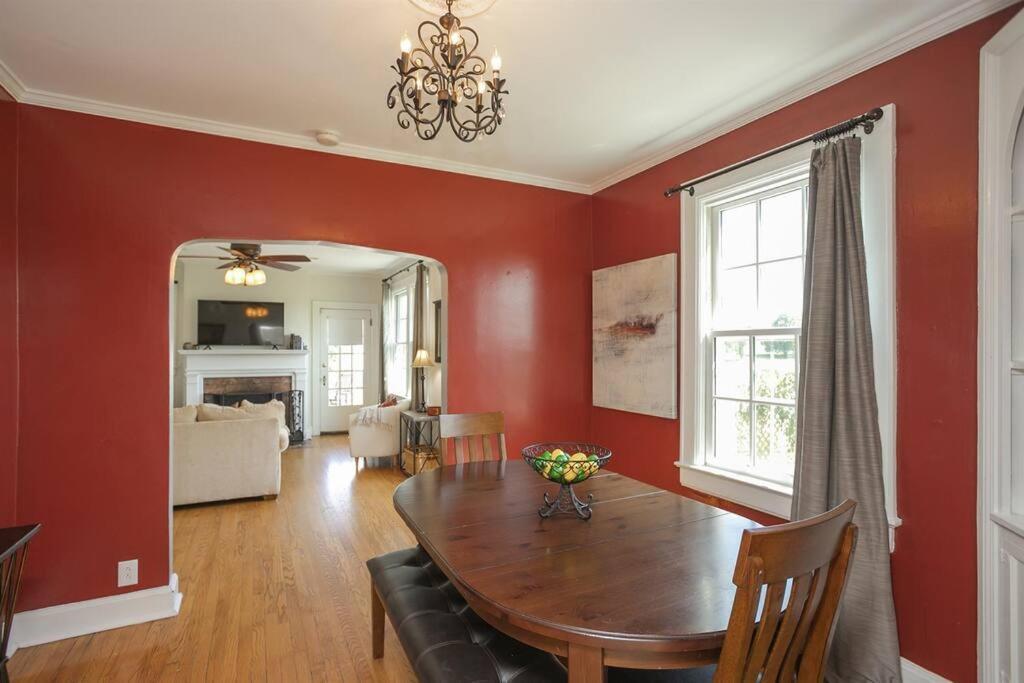 Golf Views, Porch Vibes, 3mi To Broadway! Holiday home *