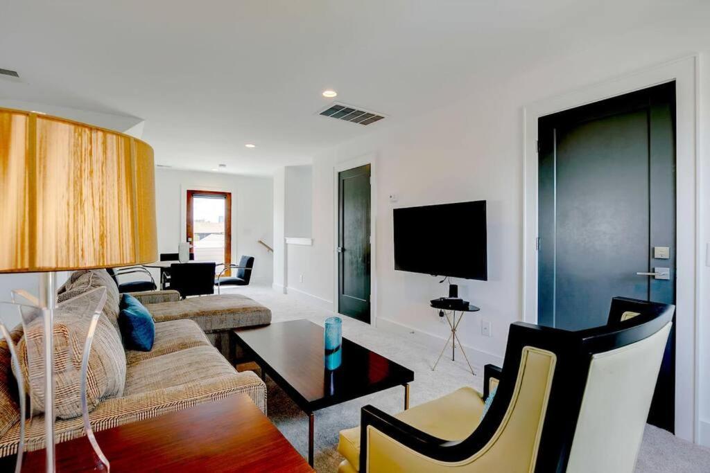 Rooftop, Walk To Restaurants, Printers Alley, Downtown Holiday home Nashville