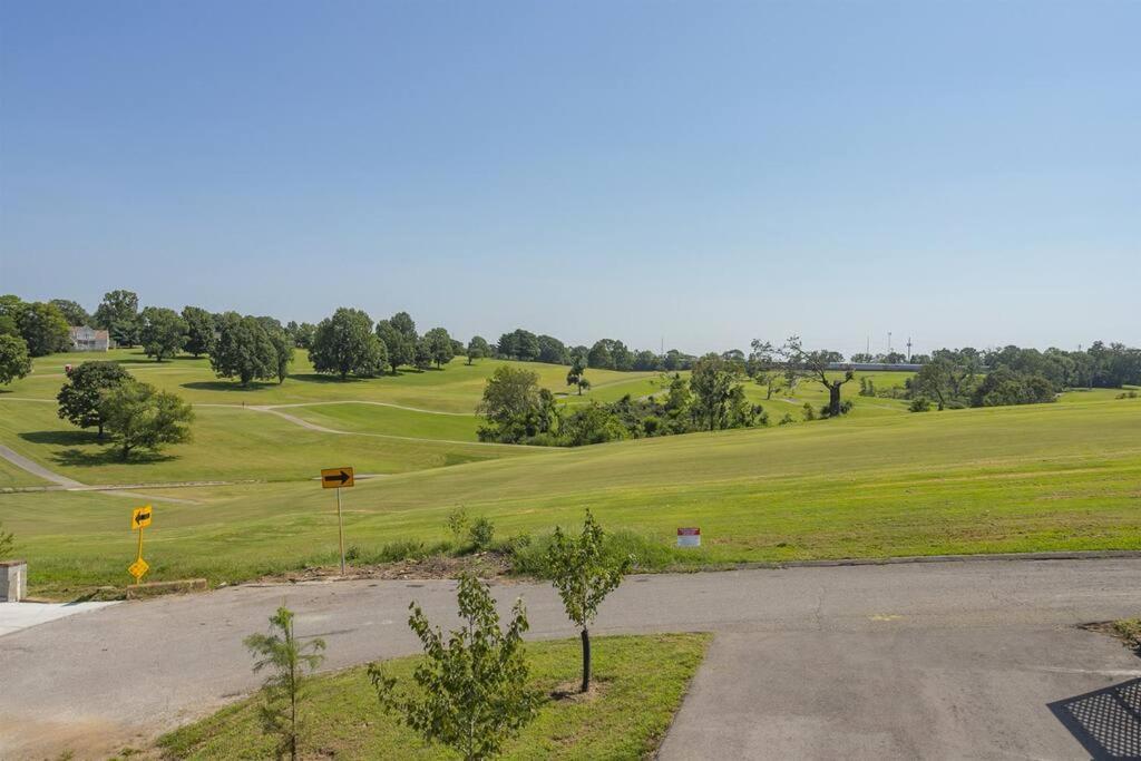 Golf Views, Porch Vibes, 3mi To Broadway! Holiday home