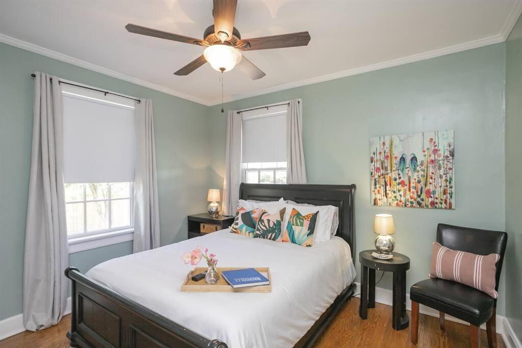 Golf Views, Porch Vibes, 3mi To Broadway! Holiday home *