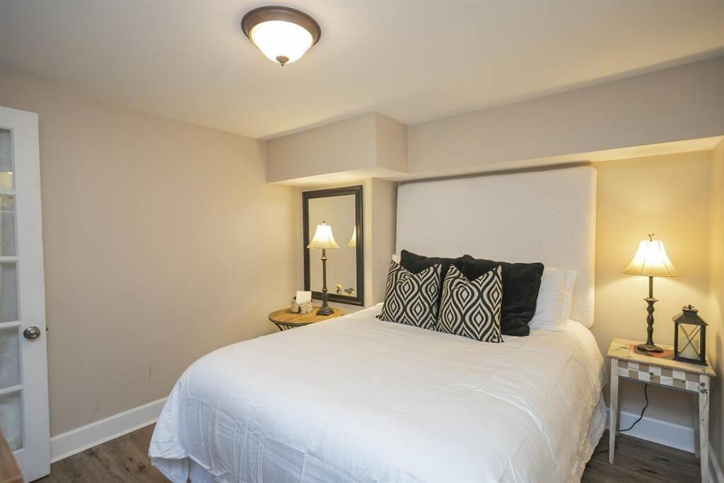 Holiday home Golf Views, Porch Vibes, 3mi To Broadway! *