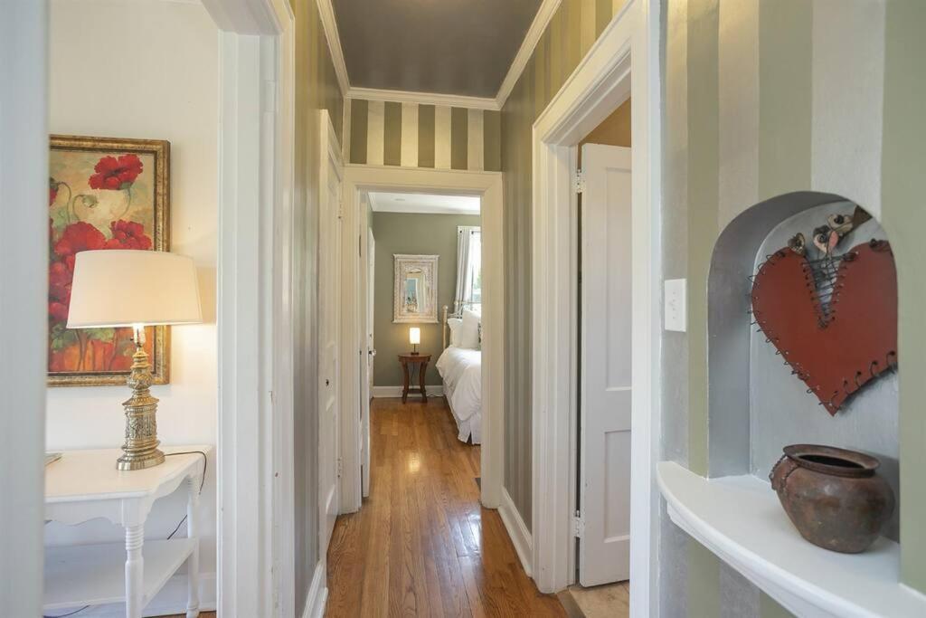 Golf Views, Porch Vibes, 3mi To Broadway! Holiday home Nashville