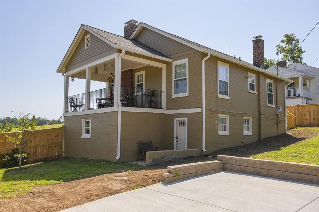 Golf Views, Porch Vibes, 3mi To Broadway! Holiday home