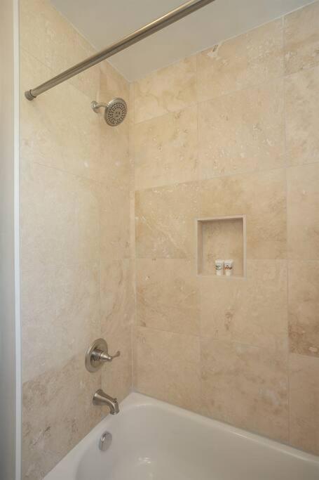 Holiday home Golf Views, Porch Vibes, 3mi To Broadway! Nashville