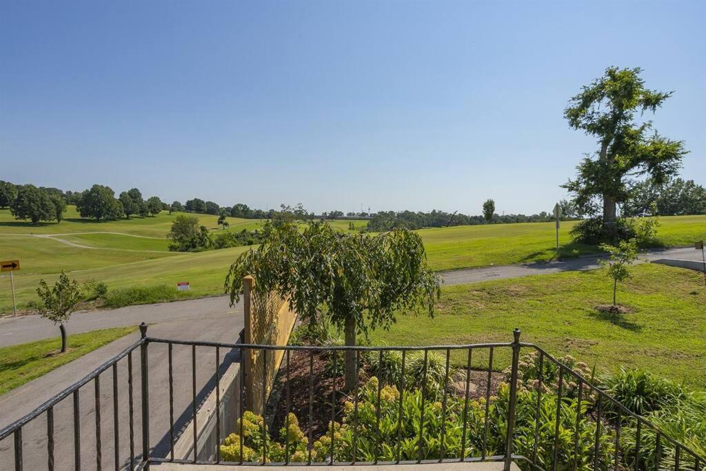 Golf Views, Porch Vibes, 3mi To Broadway! Holiday home