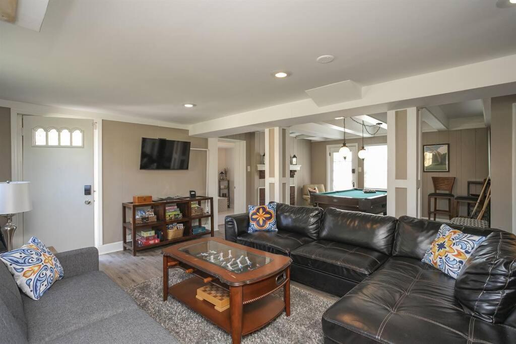 Golf Views, Porch Vibes, 3mi To Broadway! Nashville