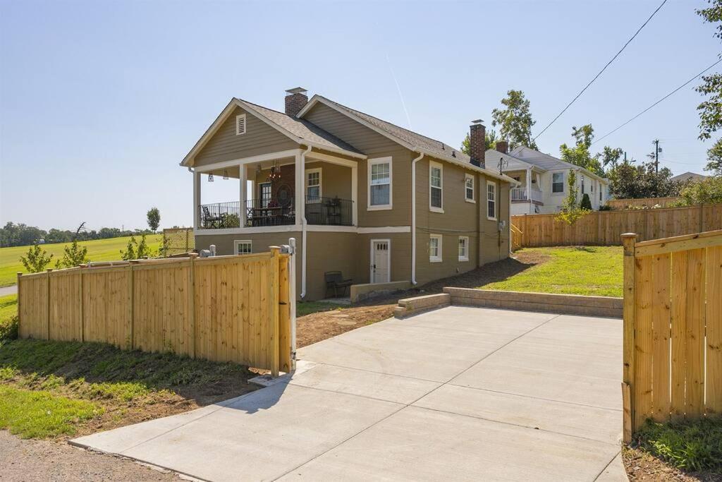 Holiday home Golf Views, Porch Vibes, 3mi To Broadway! Nashville