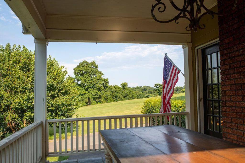 Holiday home Golf Views, Porch Vibes, 3mi To Broadway! Nashville