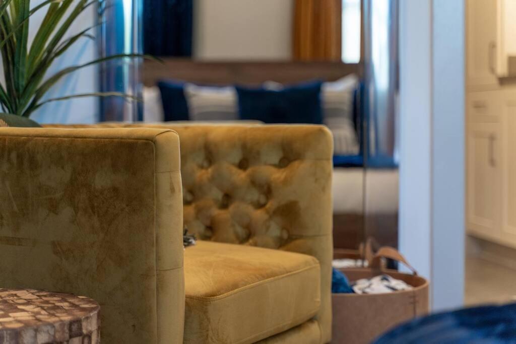 New Design-2 Miles To Broadway Apartment