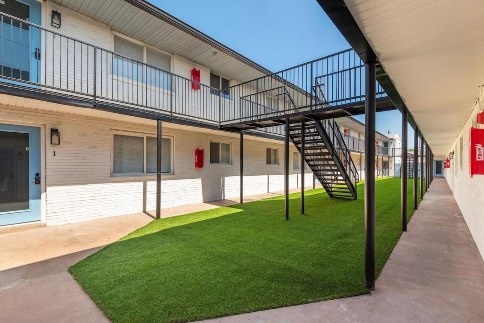 Living- A Stylish Escape Unit 6b Apts