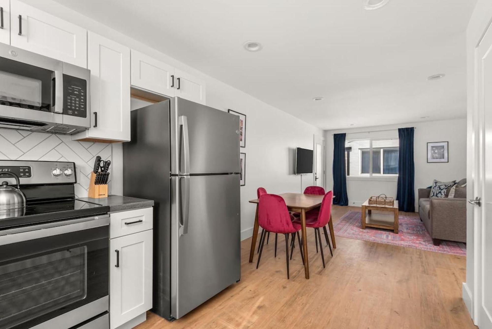 Living- A Stylish Escape Unit 6b Apts Nashville