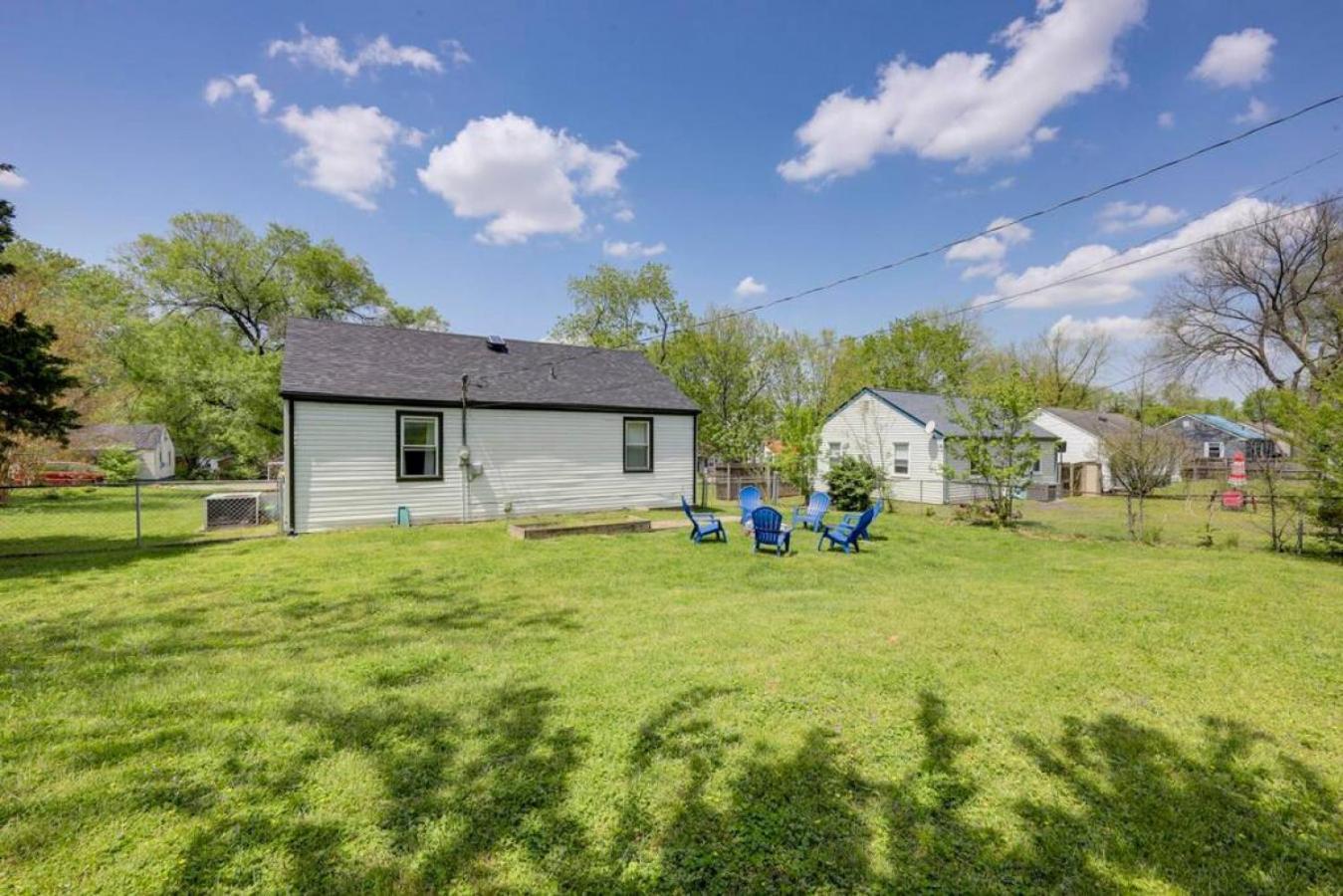 5 Min To Airport Pet Friendly Fire Pit Fenced Yard Holiday home *
