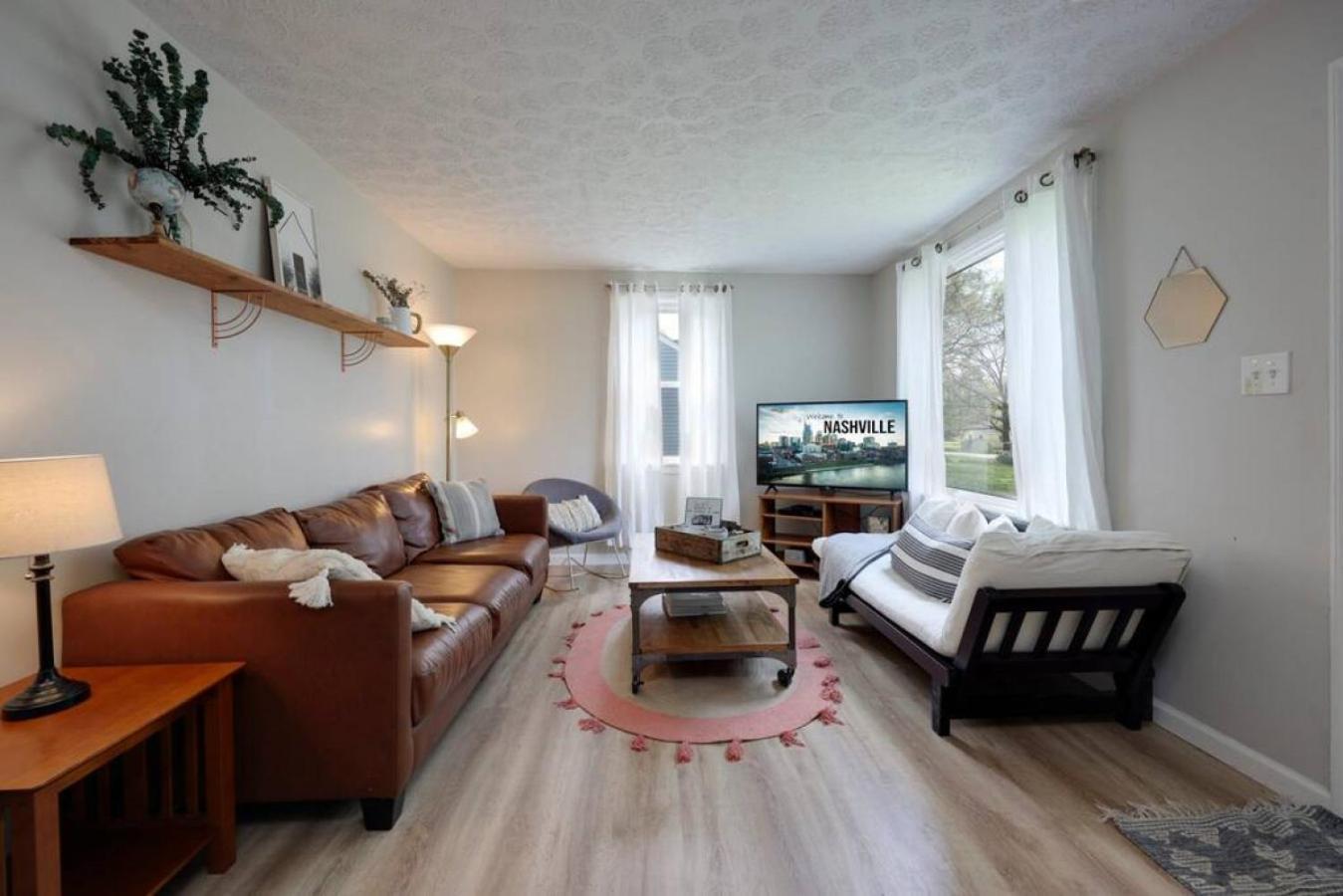 Holiday home 5 Min To Airport Pet Friendly Fire Pit Fenced Yard
