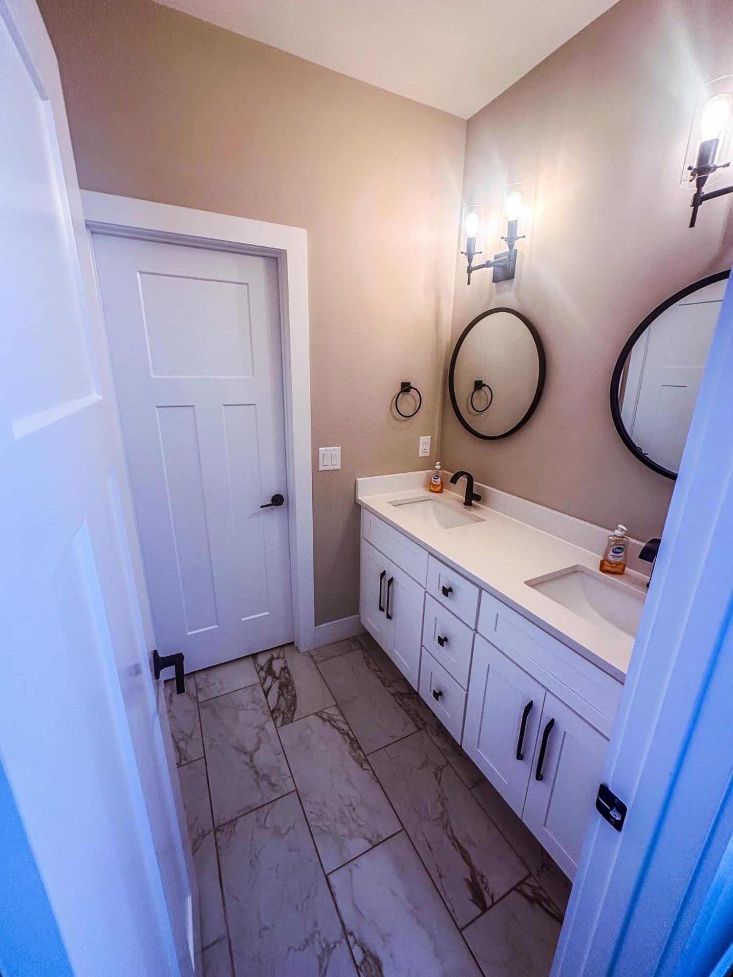 Holiday home 7 Min From Broadway! 3 Bed 2.5 Bath Nashville