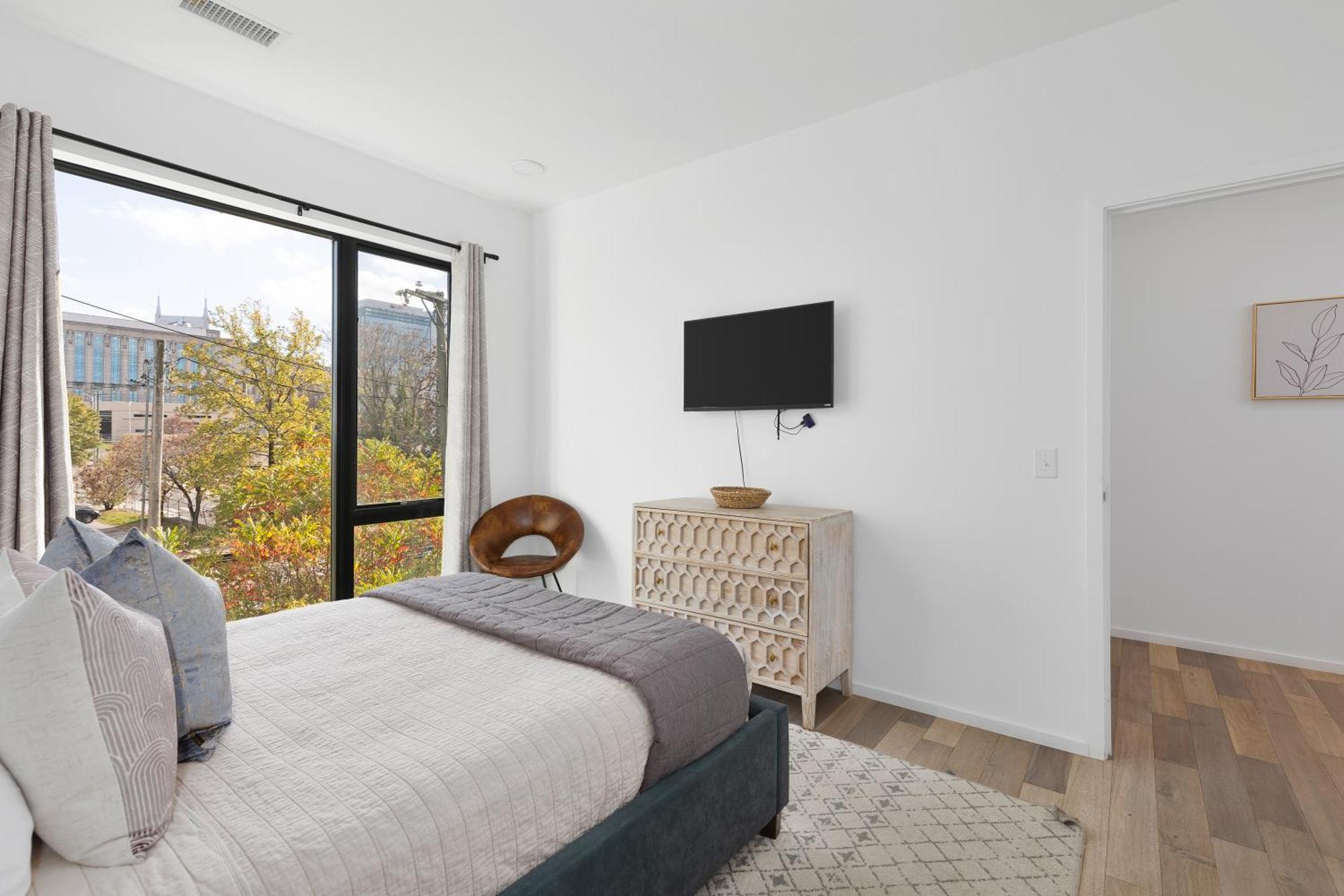 Luxury On The River 4 Beds 2.5 Bath, Walk To Downtown *