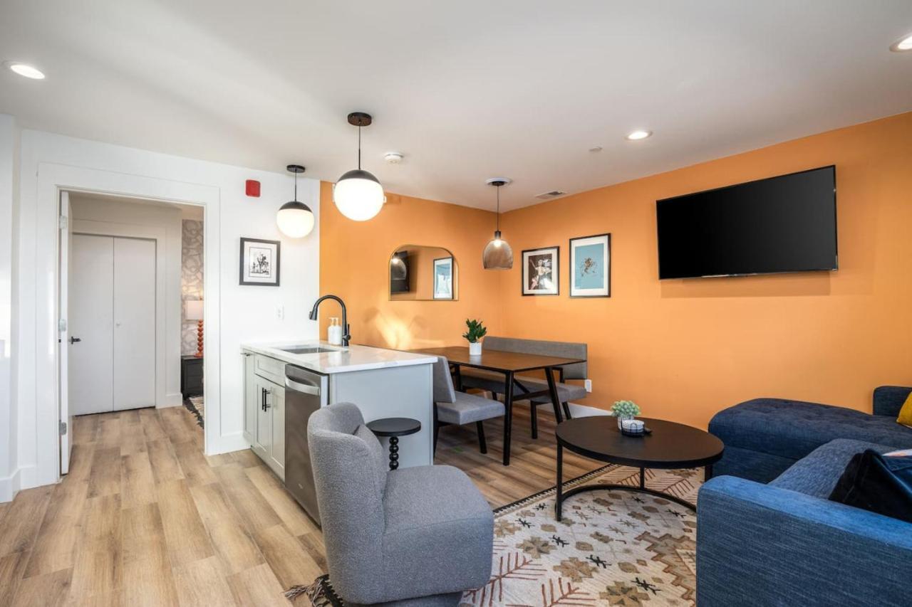Multi-condo Building With 7 Units 15 Bedrooms 22 Beds And Free Parking *