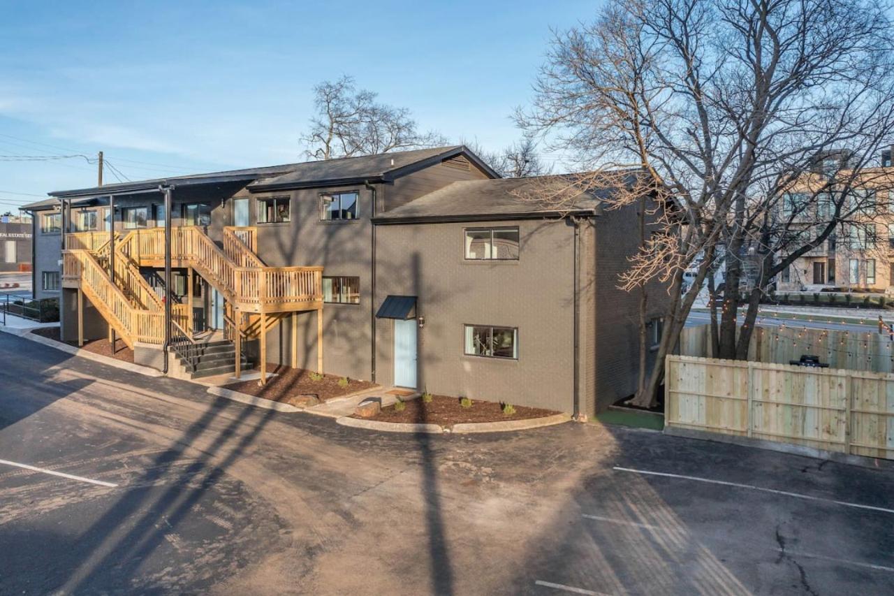 Multi-condo Building With 7 Units 15 Bedrooms 22 Beds And Free Parking