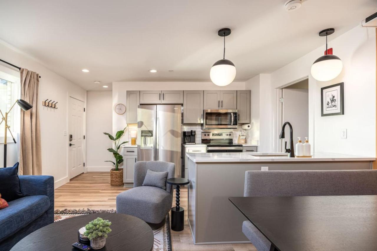 Holiday home Multi-condo Building With 7 Units 15 Bedrooms 22 Beds And Free Parking
