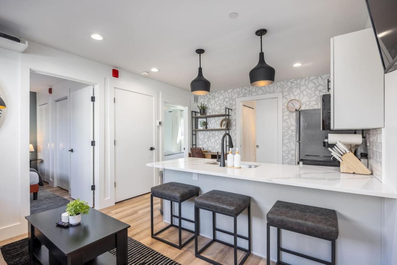 Multi-condo Building With 7 Units 15 Bedrooms 22 Beds And Free Parking Nashville