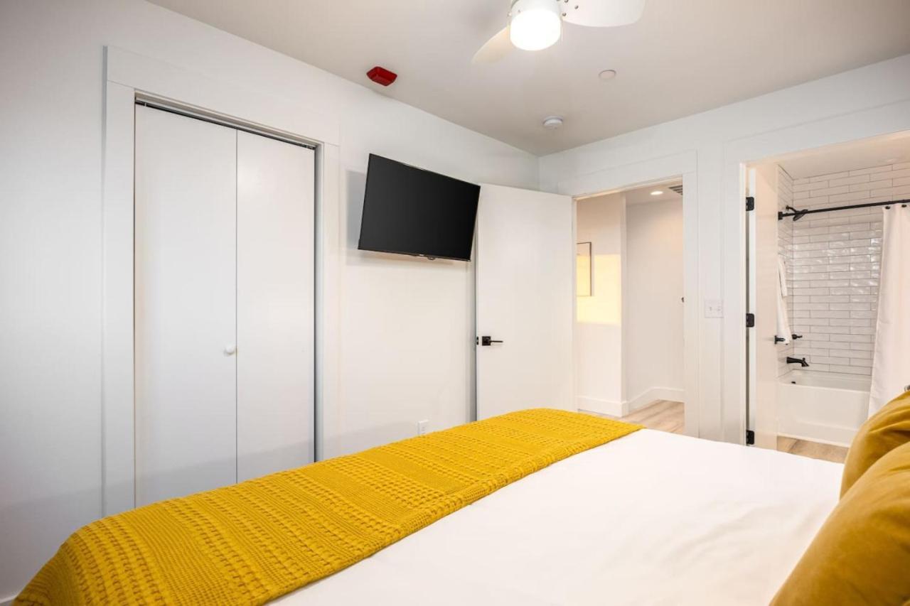 Holiday home Multi-condo Building With 7 Units 15 Bedrooms 22 Beds And Free Parking