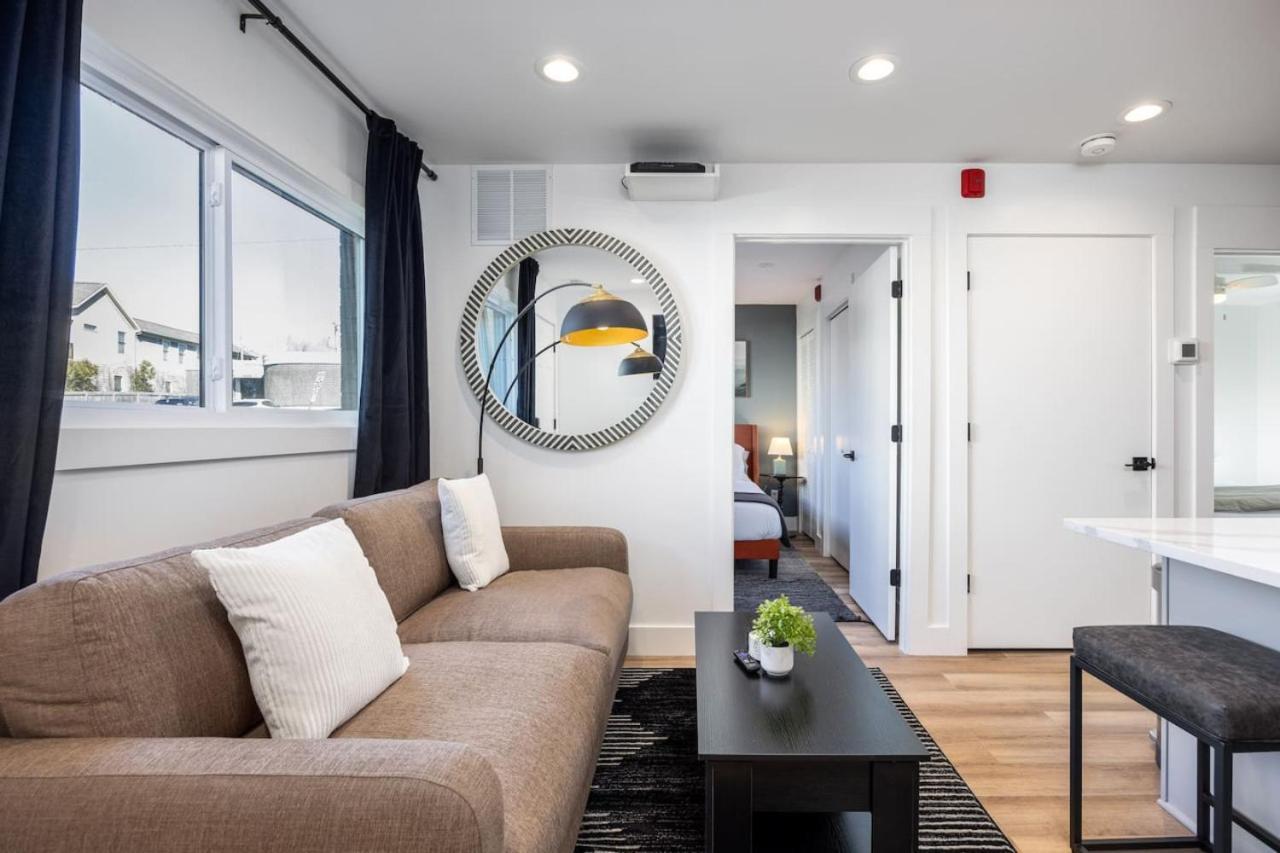 Multi-condo Building With 7 Units 15 Bedrooms 22 Beds And Free Parking *
