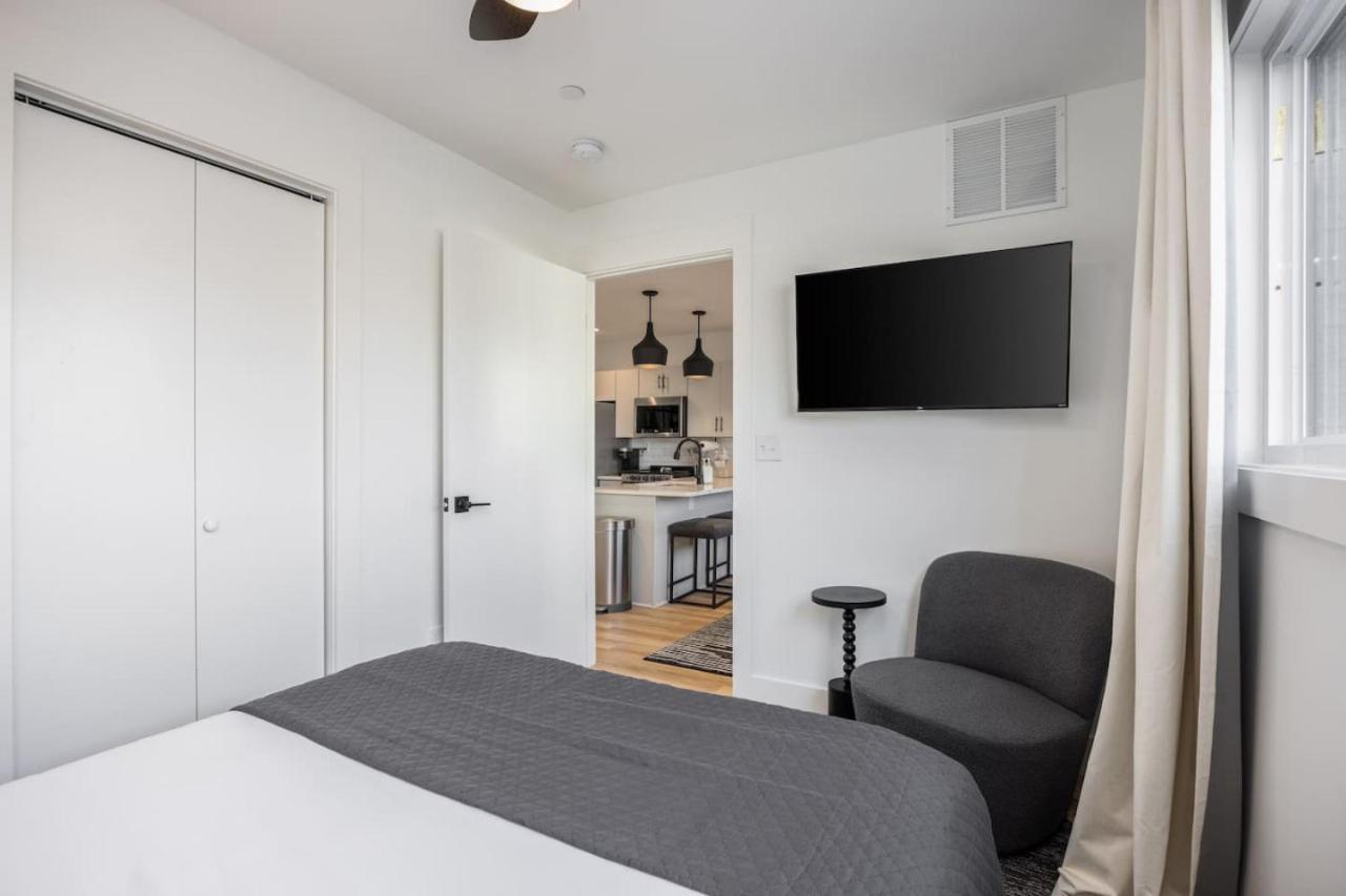 Multi-condo Building With 7 Units 15 Bedrooms 22 Beds And Free Parking