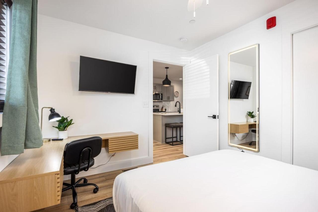 Multi-condo Building With 7 Units 15 Bedrooms 22 Beds And Free Parking *