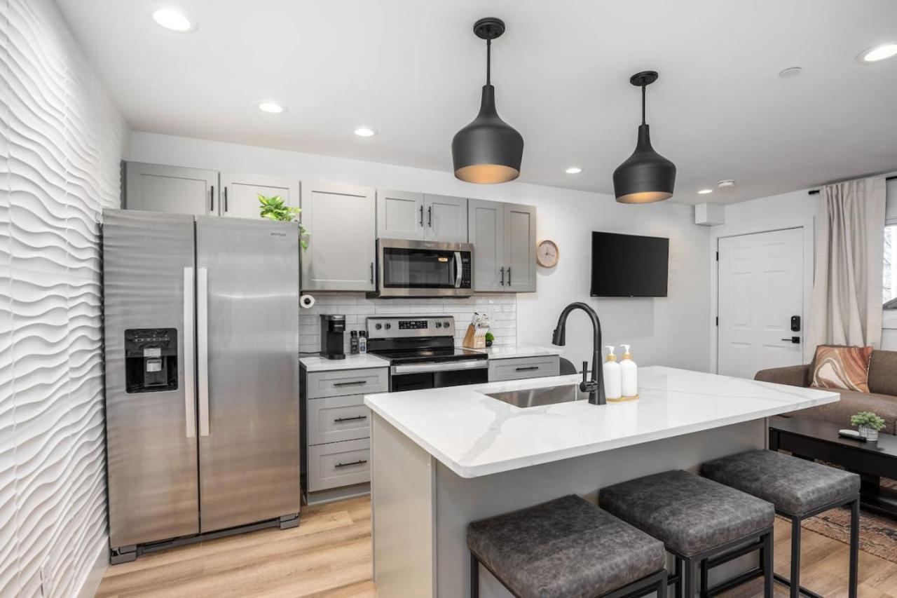 Multi-condo Building With 7 Units 15 Bedrooms 22 Beds And Free Parking Holiday home Nashville