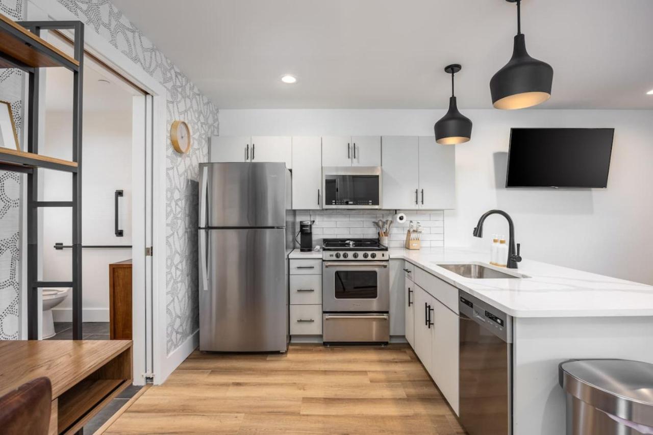 Multi-condo Building With 7 Units 15 Bedrooms 22 Beds And Free Parking Holiday home Nashville