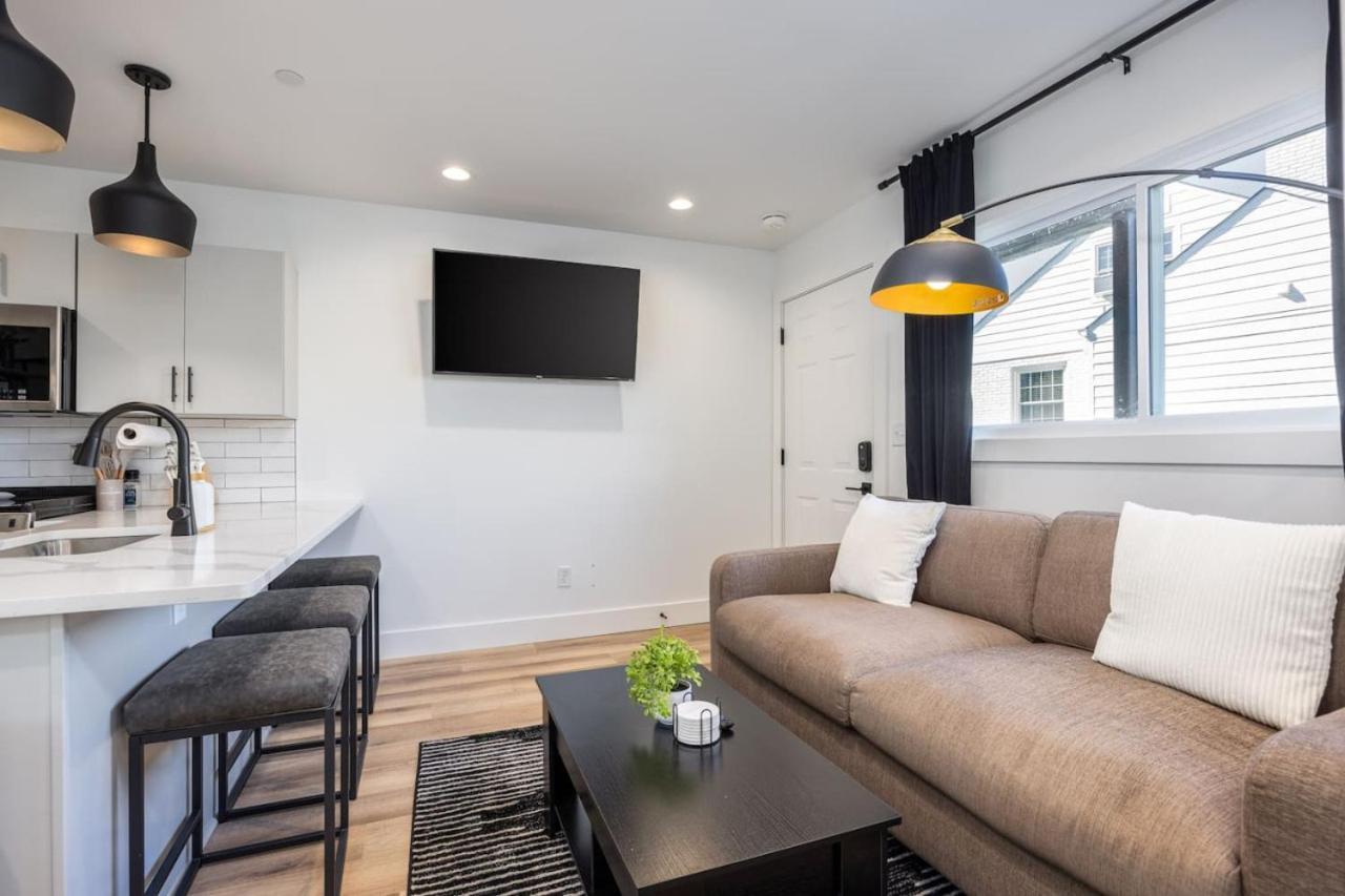 Multi-condo Building With 7 Units 15 Bedrooms 22 Beds And Free Parking Holiday home Nashville