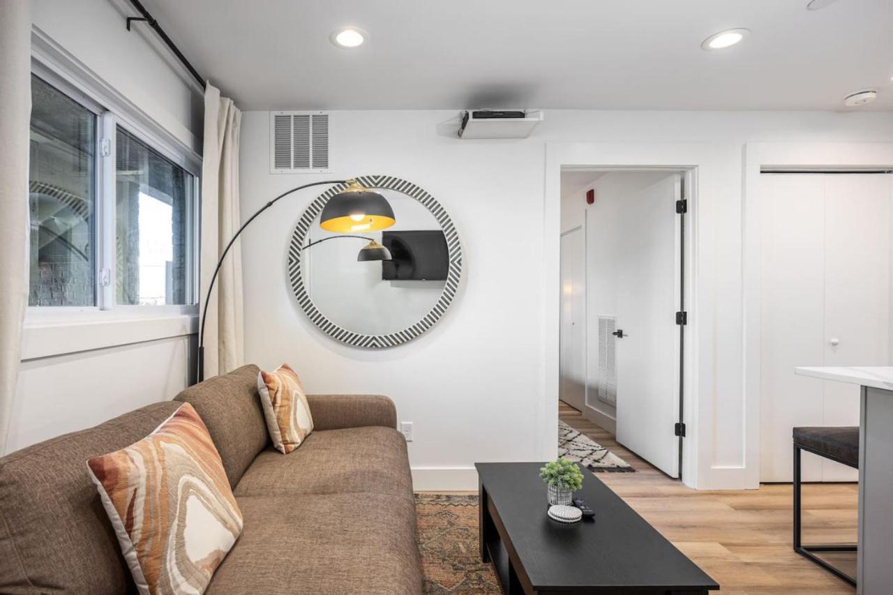 Holiday home Multi-condo Building With 7 Units 15 Bedrooms 22 Beds And Free Parking *