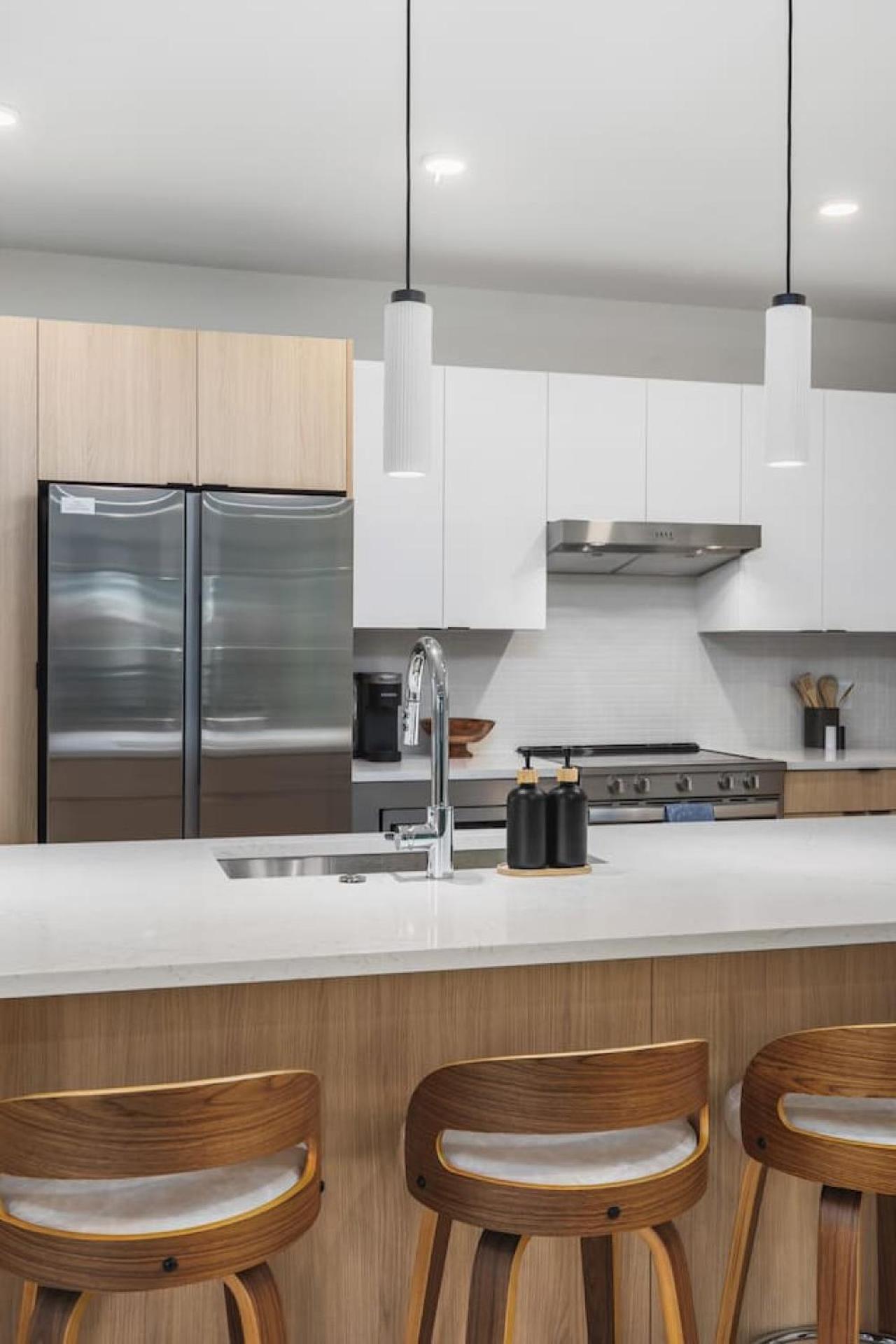 Luxury In The Gulch With Patio Pool Walk To Broadway Apartment