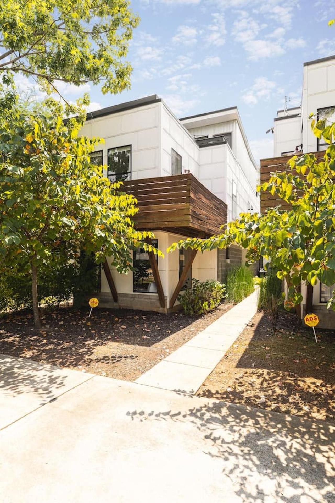 Modern With Rooftop Deck Walk To Coffee Restaurants Brewery Holiday home Nashville