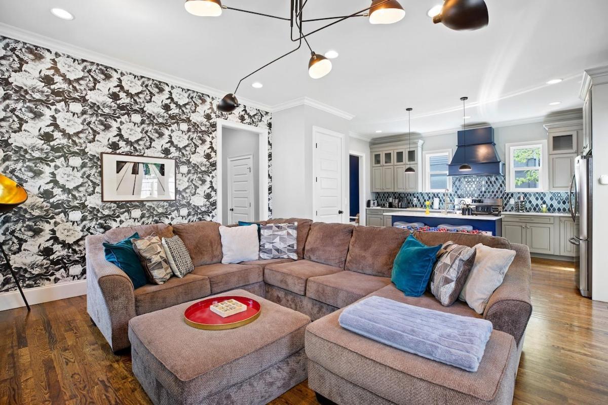 5 Mins To Downtown - Big Luxury House - 7 Beds Holiday home *