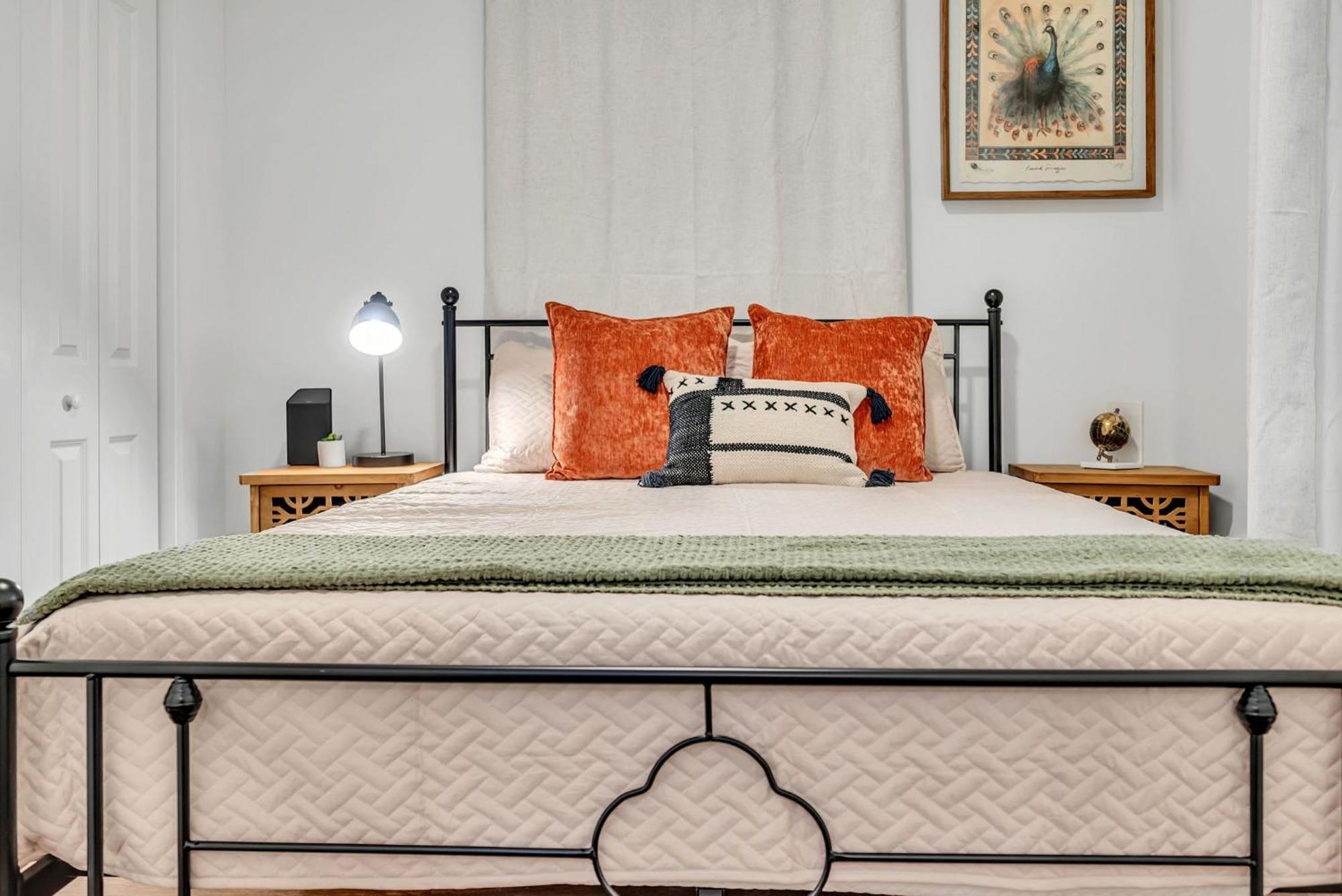 Fully Furnished With Deck Near Center Holiday home