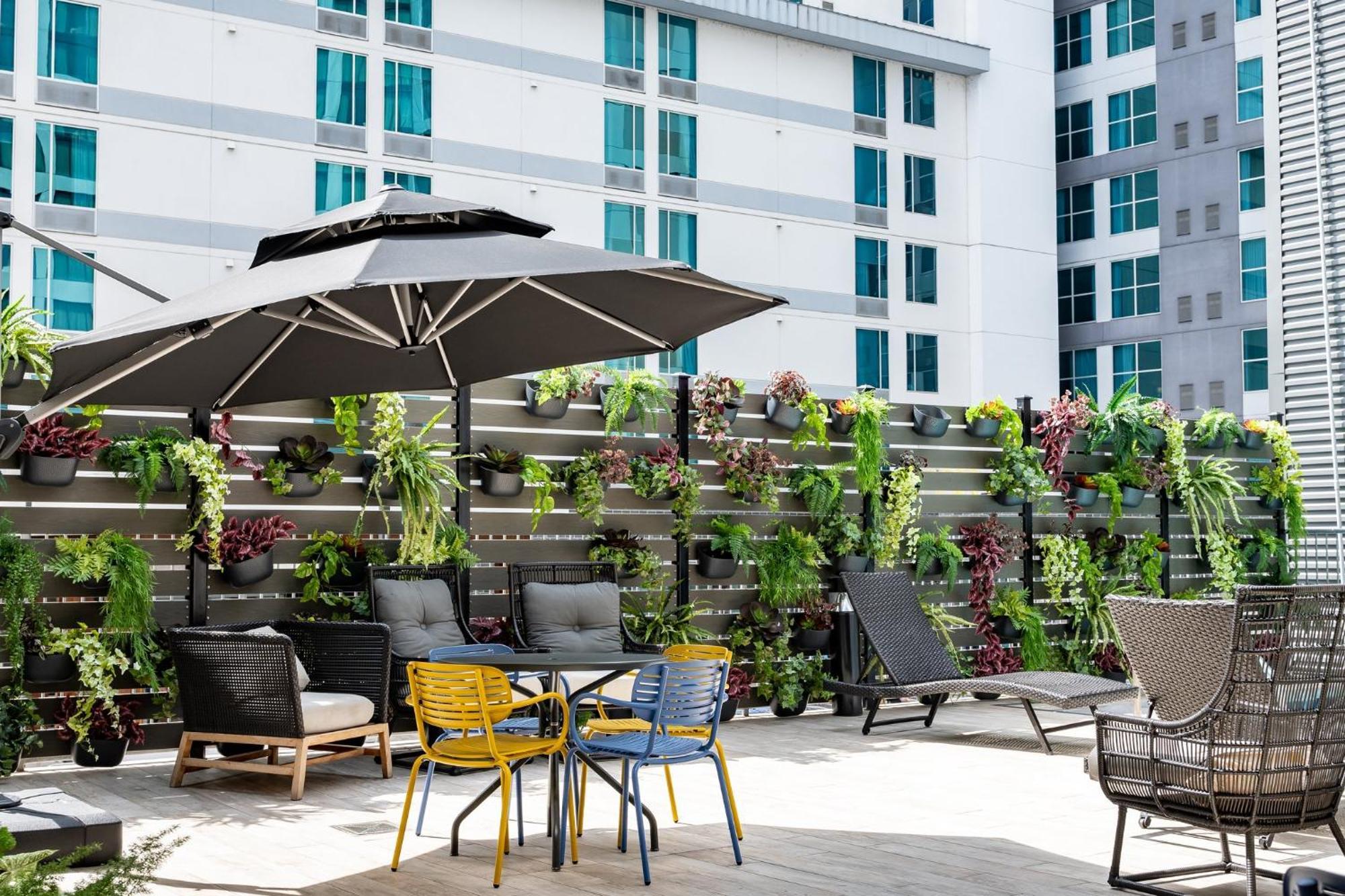 Hotel & Downtown Broadway Nashville