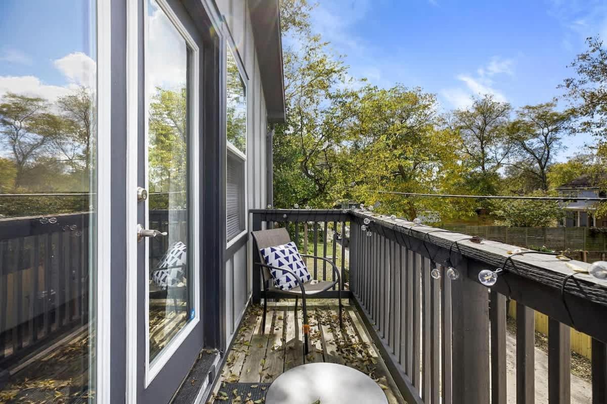 Holiday home 5 Mins To Downtown 2 Bed 1 Bath 2 Car Garage