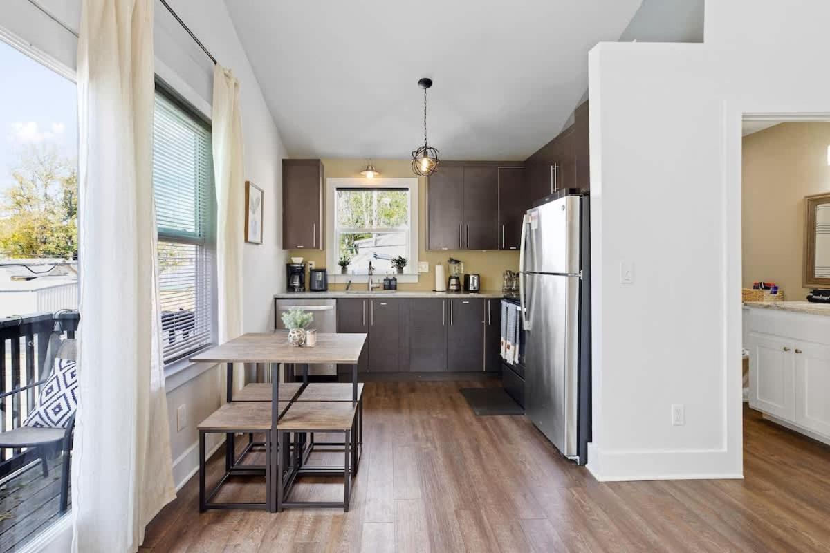 5 Mins To Downtown 2 Bed 1 Bath 2 Car Garage Holiday home *